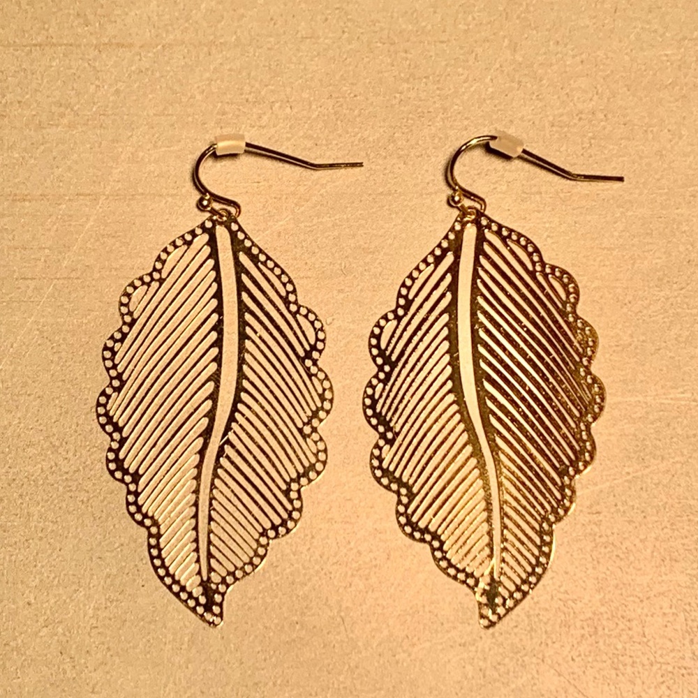 NWOT Francesca’s Gold Feather Shaped Earrings